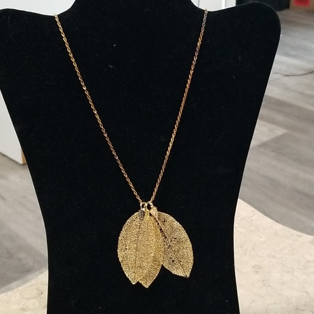 Vintage Gold tone 3 leaf necklace